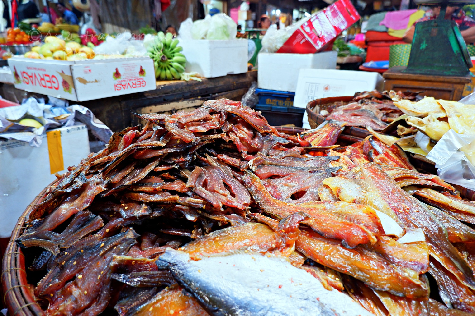 プノンペンのローカル市場に積み上げられた干し魚